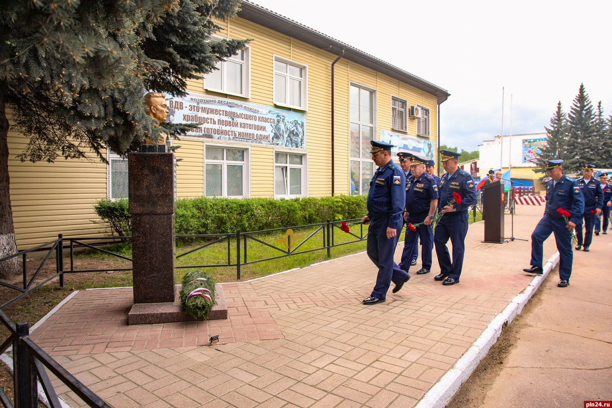 Соревнования по парашютному спорту памяти Василия Маргелова стартовали в  Пскове. ФОТО : Псковская Лента Новостей / ПЛН