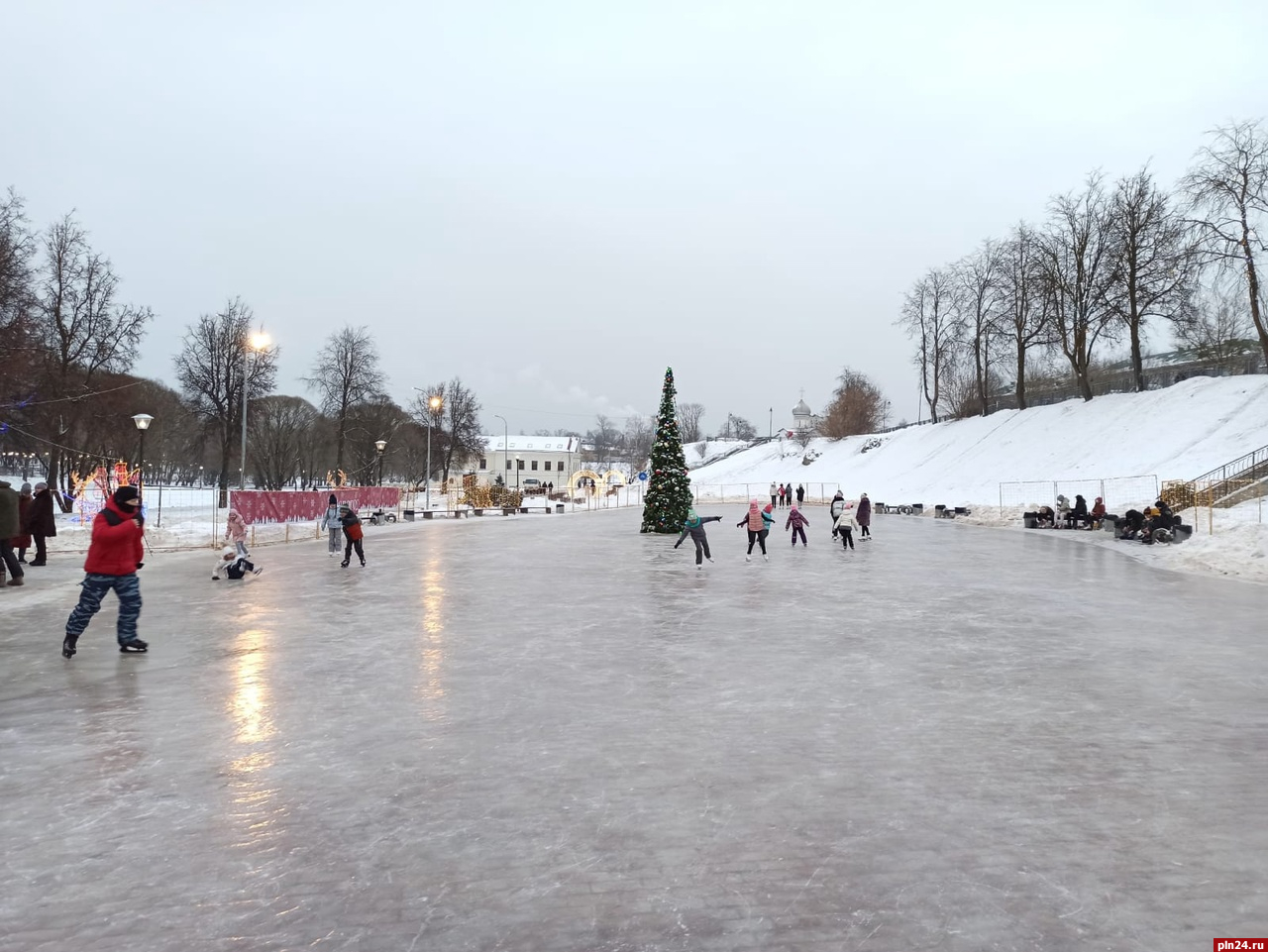 Новый каток открылся в Финском парке в Пскове. ФОТО : Псковская Лента  Новостей / ПЛН