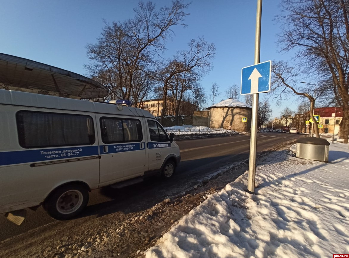 Водители не замечают новых дорожных знаков на улице Карла Маркса в Пскове.  ФОТО : Псковская Лента Новостей / ПЛН