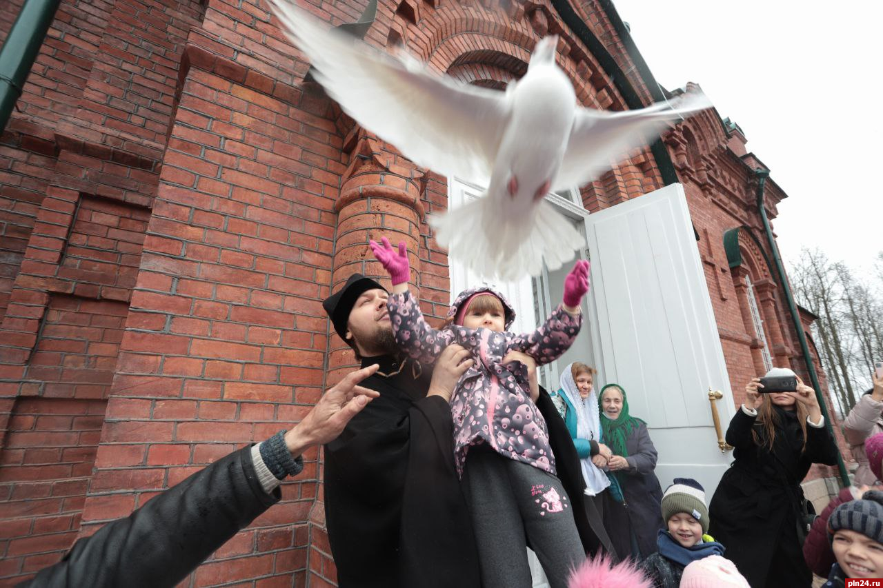 Какого числа благовещение в этом году. Праздник Благовещения Ивантеевка. Выпускают голубей на Благовещение. Благовещение Пасха. Выпуск голубей на Благовещение.