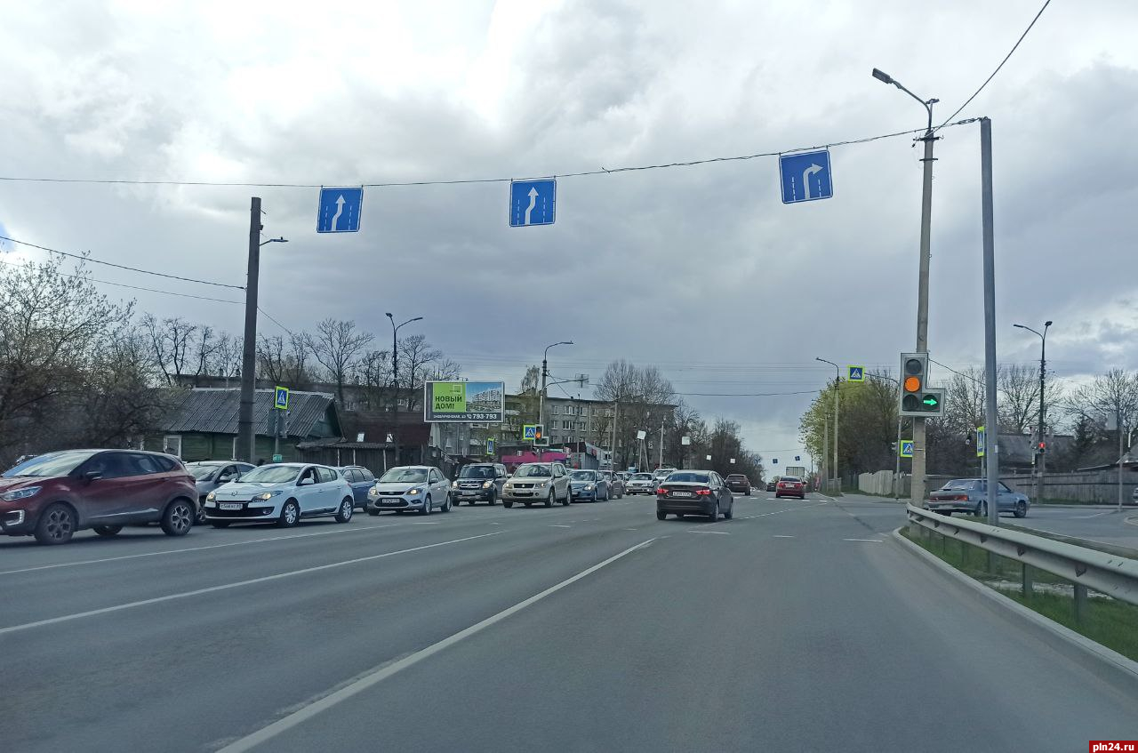 ДТП затрудняет движение автомобилей на дамбе в Пскове : Псковская Лента  Новостей / ПЛН