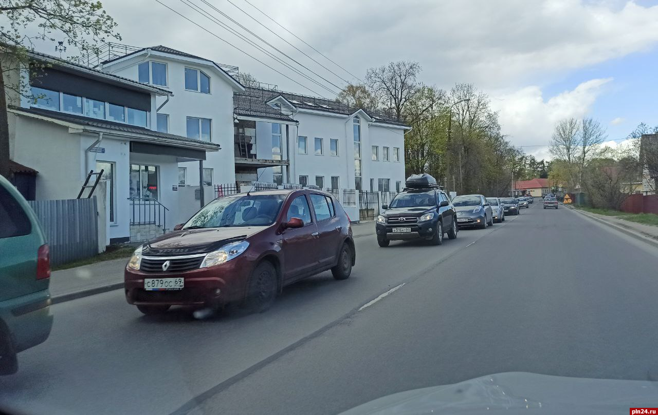 ДТП затрудняет движение автомобилей на дамбе в Пскове : Псковская Лента  Новостей / ПЛН