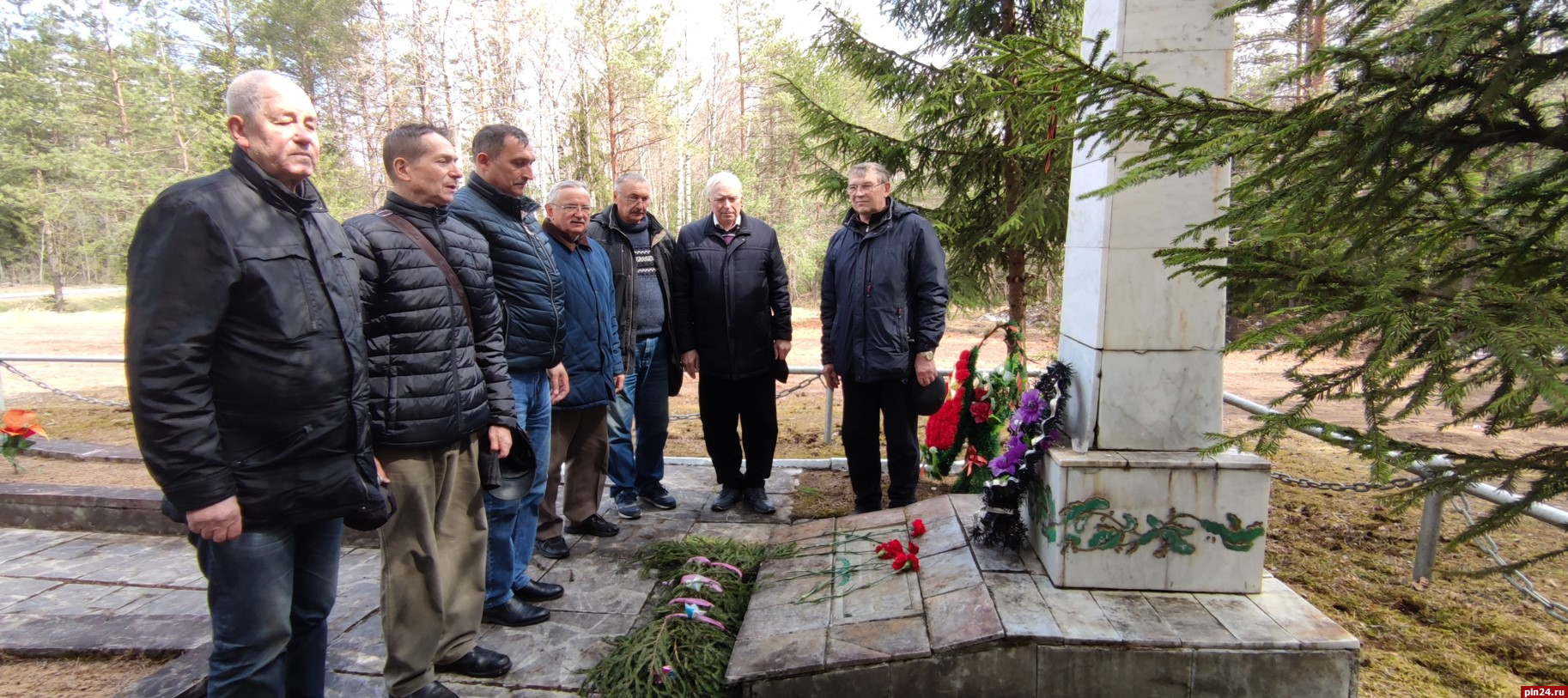 Территорию у памятника воинам-пограничникам благоустроили в  Стругокрасненском районе : Псковская Лента Новостей / ПЛН