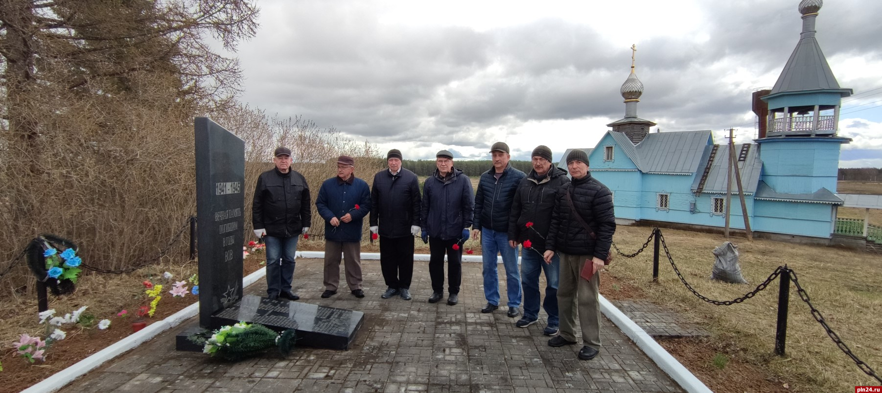 Территорию у памятника воинам-пограничникам благоустроили в  Стругокрасненском районе : Псковская Лента Новостей / ПЛН