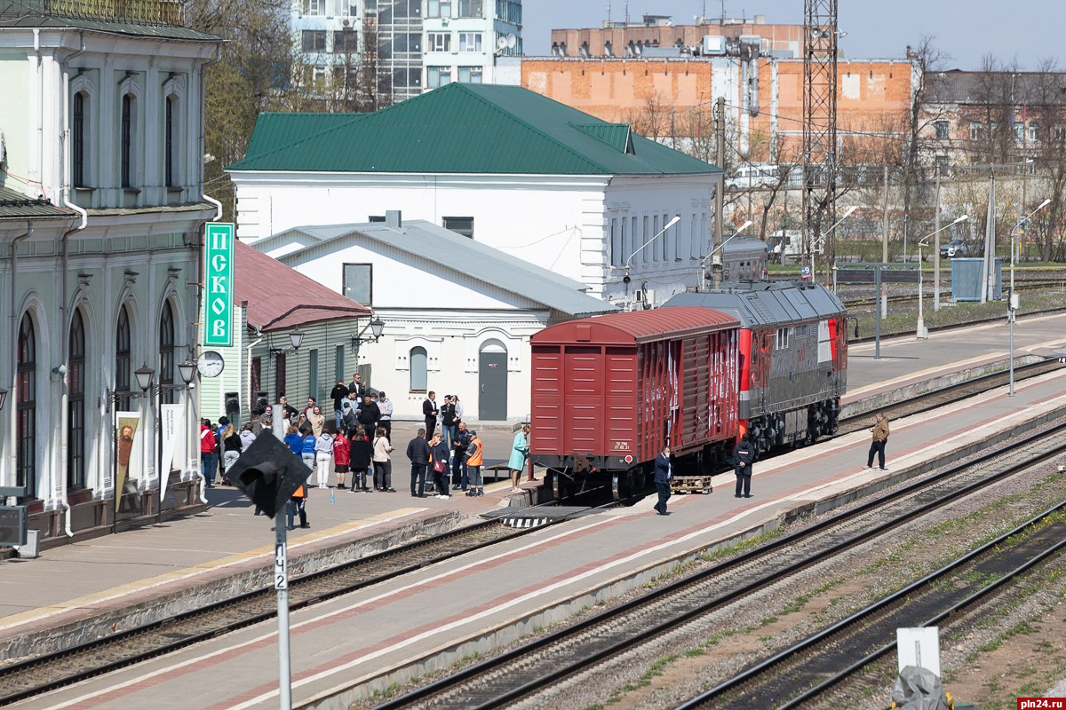 Псков железнодорожный. Поезд Псков. Поезд Псковской области. Поезд Москва Псков. Поезд Донбасс.