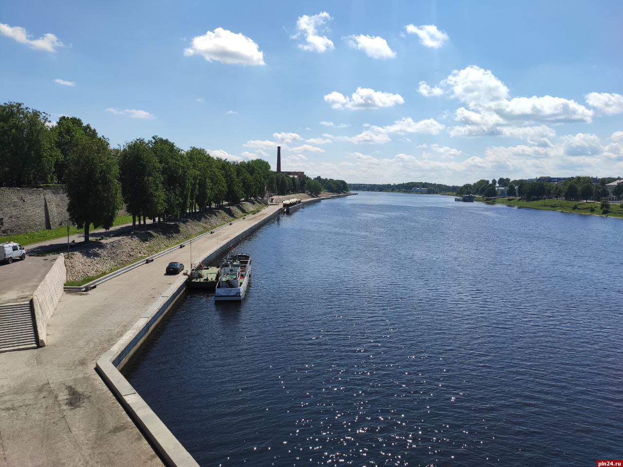 Фотофакт: Прогулочный теплоход вернулся в воды реки Великой в Пскове :  Псковская Лента Новостей / ПЛН