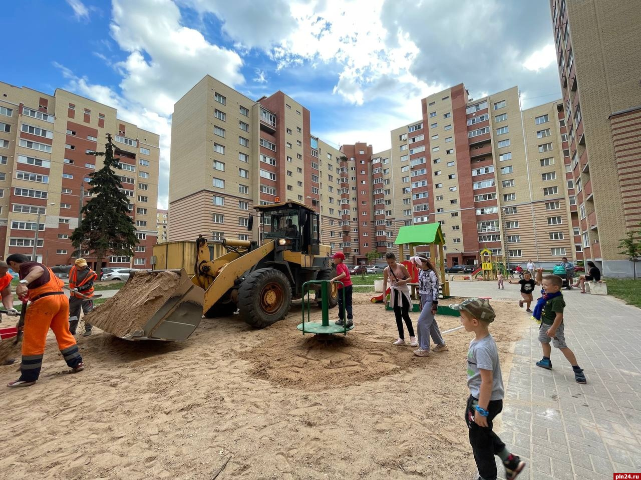 Тропинку вдоль гипермаркета на Запсковье подсыпали после жалобы депутату :  Псковская Лента Новостей / ПЛН