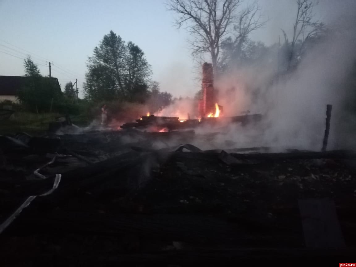 Частный дом сгорел в гдовской деревне Самолве : Псковская Лента Новостей /  ПЛН