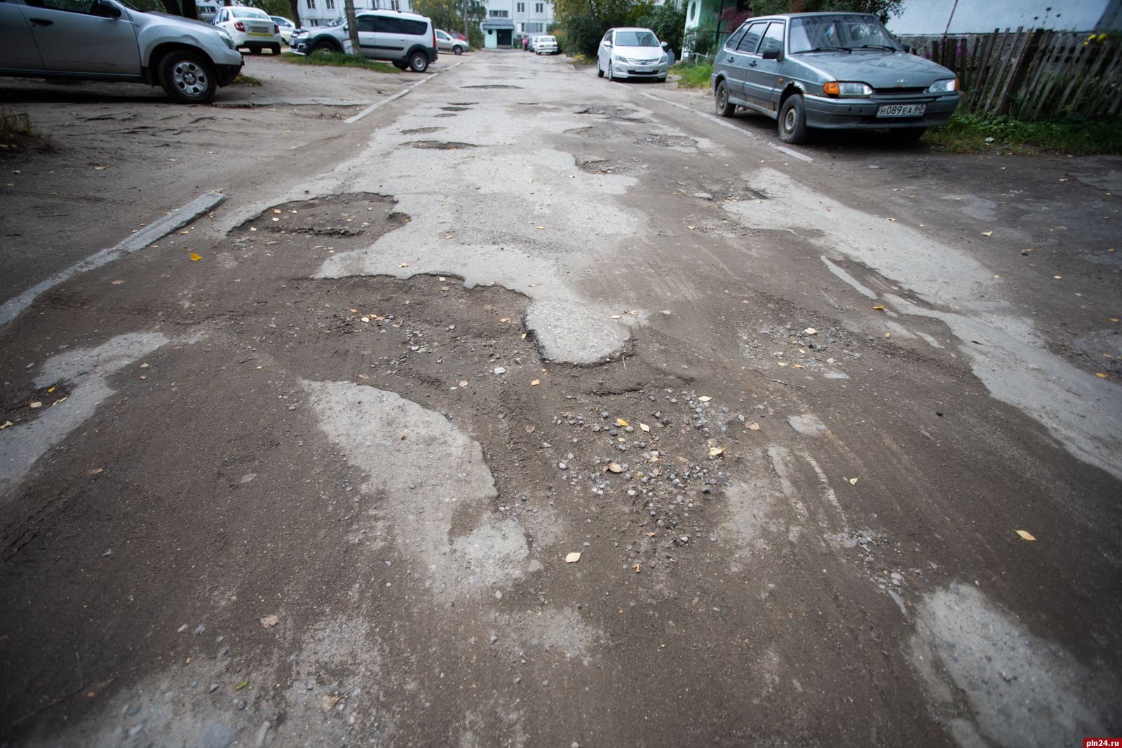 Более 50 ям насчитали во дворе на улице Кузбасской Дивизии в Пскове. ФОТО :  Псковская Лента Новостей / ПЛН