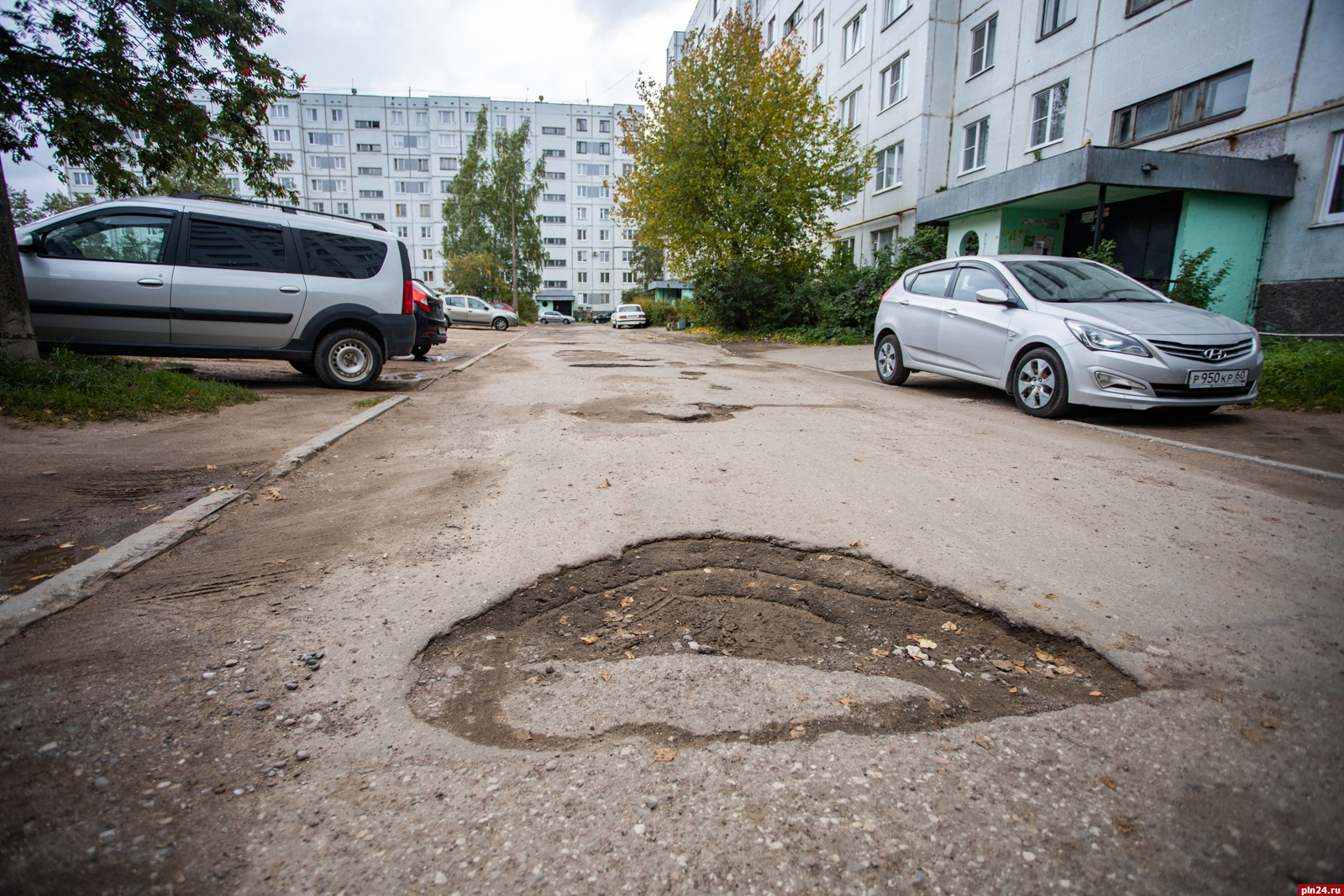 Более 50 ям насчитали во дворе на улице Кузбасской Дивизии в Пскове. ФОТО :  Псковская Лента Новостей / ПЛН