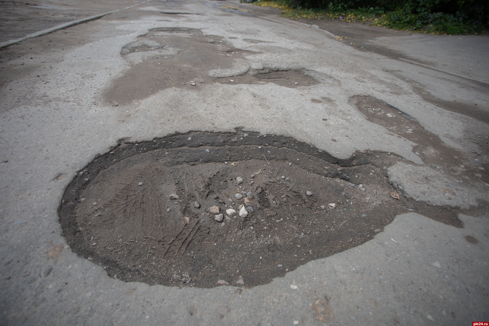 Более 50 ям насчитали во дворе на улице Кузбасской Дивизии в Пскове. ФОТО :  Псковская Лента Новостей / ПЛН