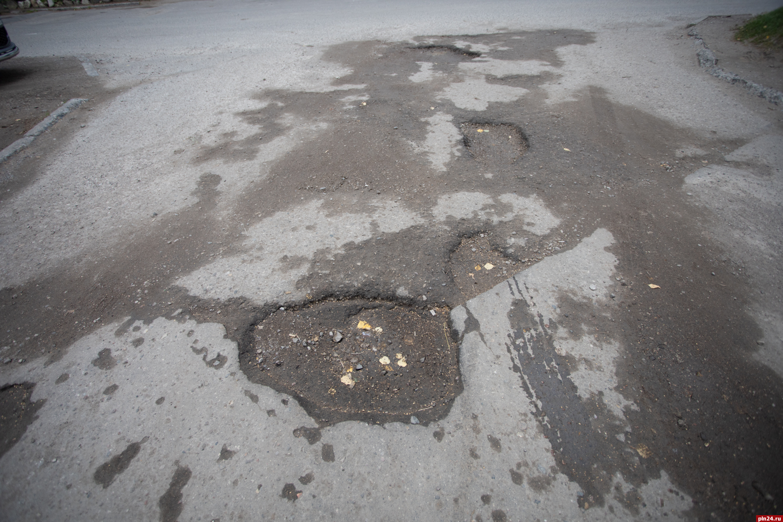 Более 50 ям насчитали во дворе на улице Кузбасской Дивизии в Пскове. ФОТО :  Псковская Лента Новостей / ПЛН