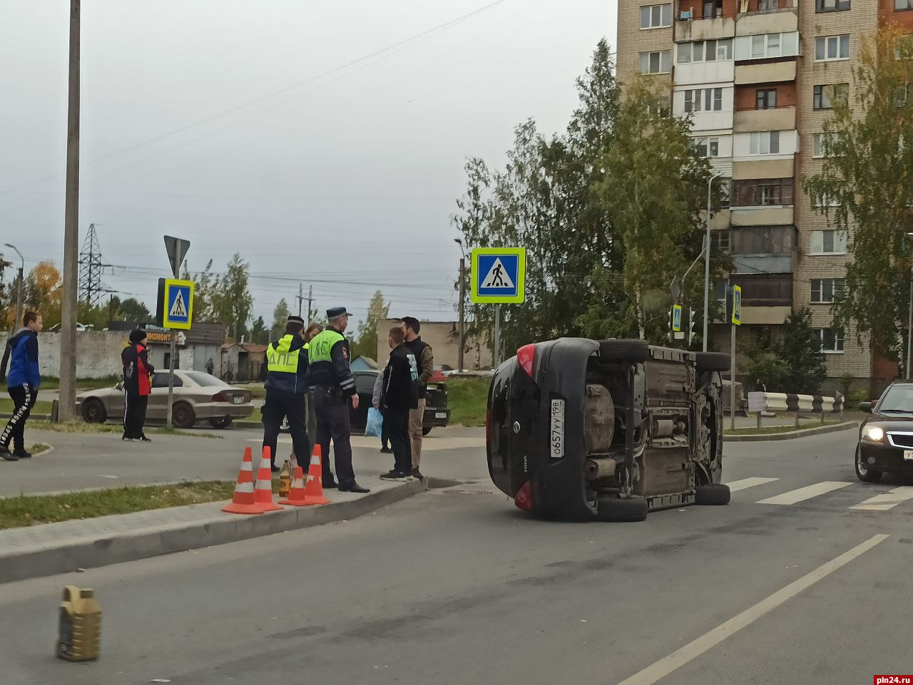 Автомобиль перевернулся на бок в результате ДТП на Запсковье. ФОТО :  Псковская Лента Новостей / ПЛН