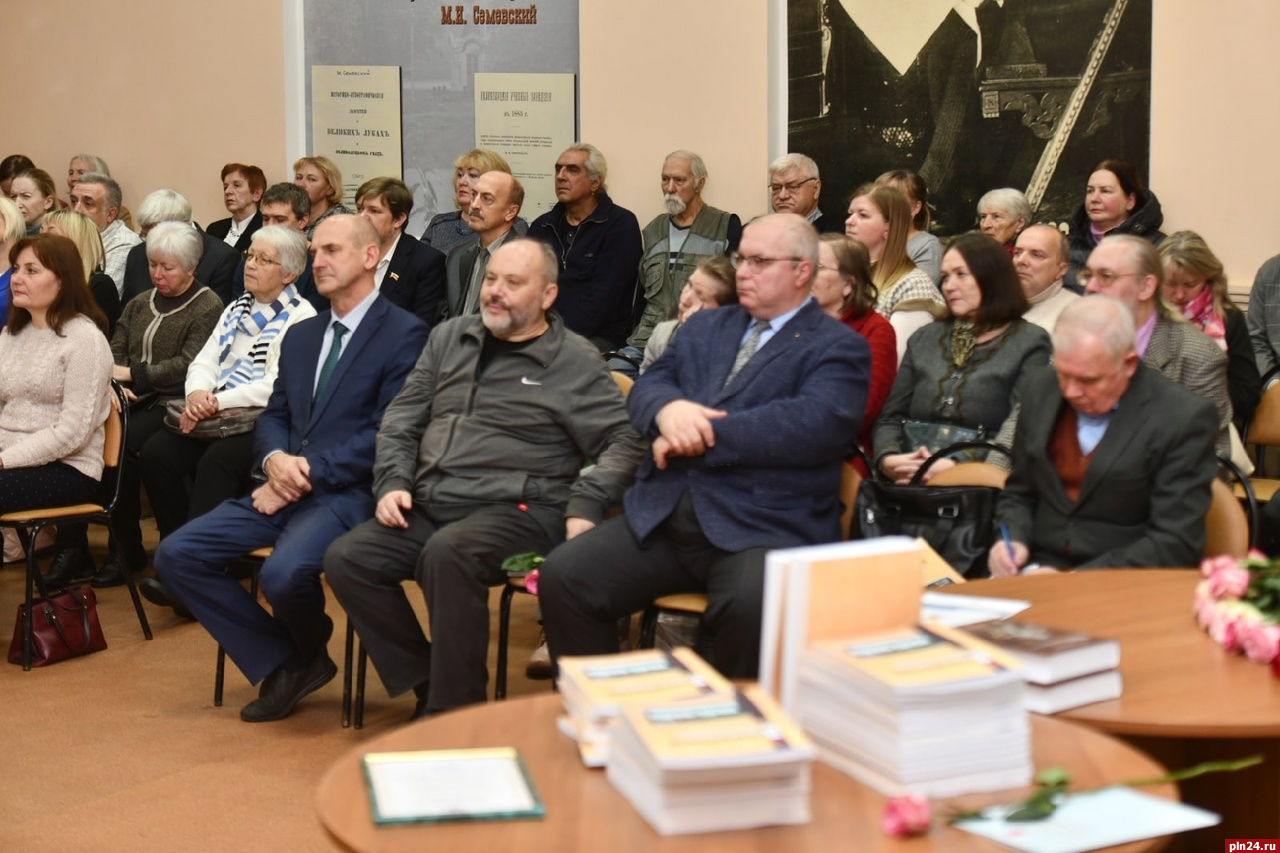 Новости великие луки. Ведущий круглого стола. День краеведа 30. Великие Луки МРБ. Бумеранг Великие Луки.