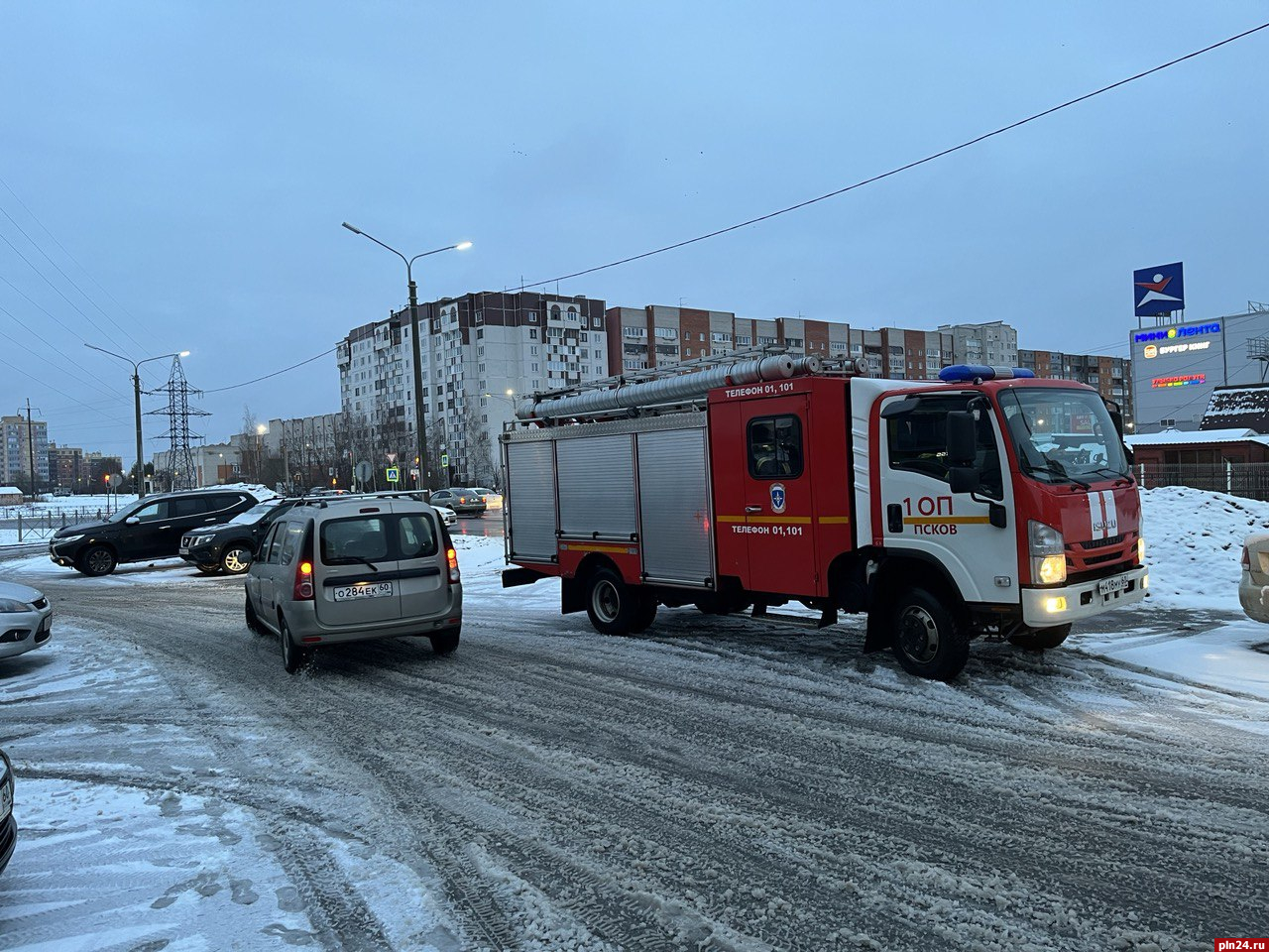 Посетителей эвакуируют из торгового центра в Пскове. ФОТО : Псковская Лента  Новостей / ПЛН