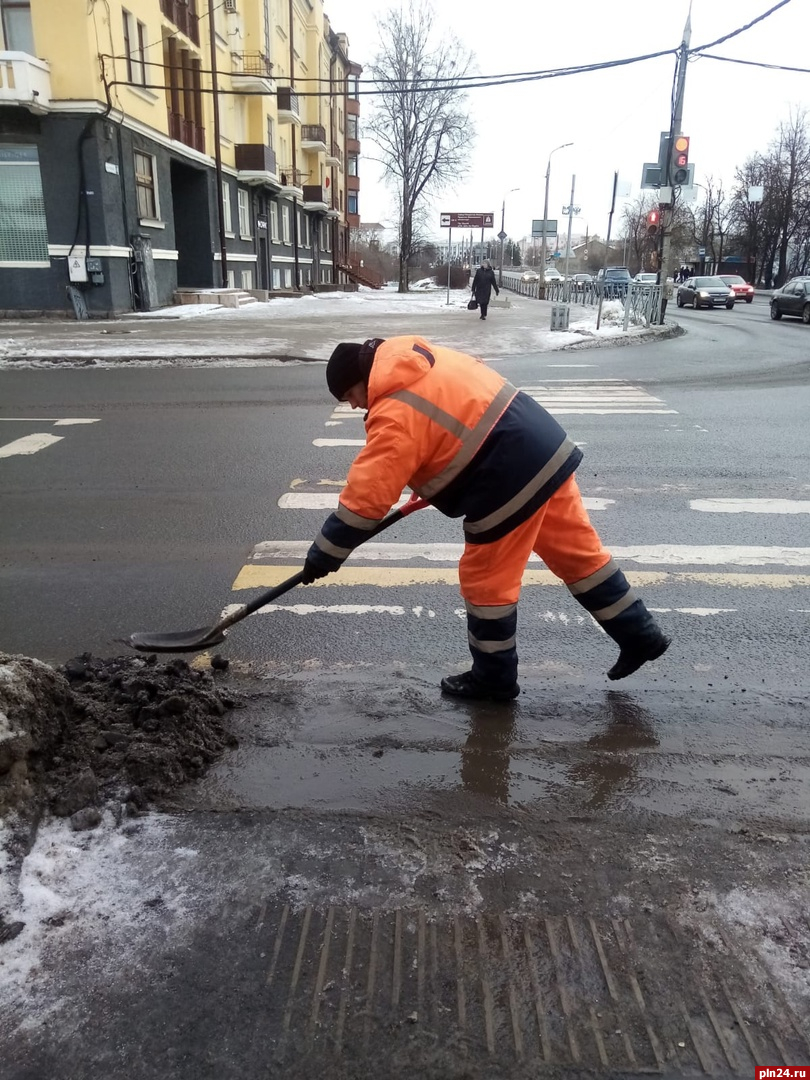 Погода не даёт заскучать»: последствия осадков продолжают устранять на  улицах Пскова : Псковская Лента Новостей / ПЛН