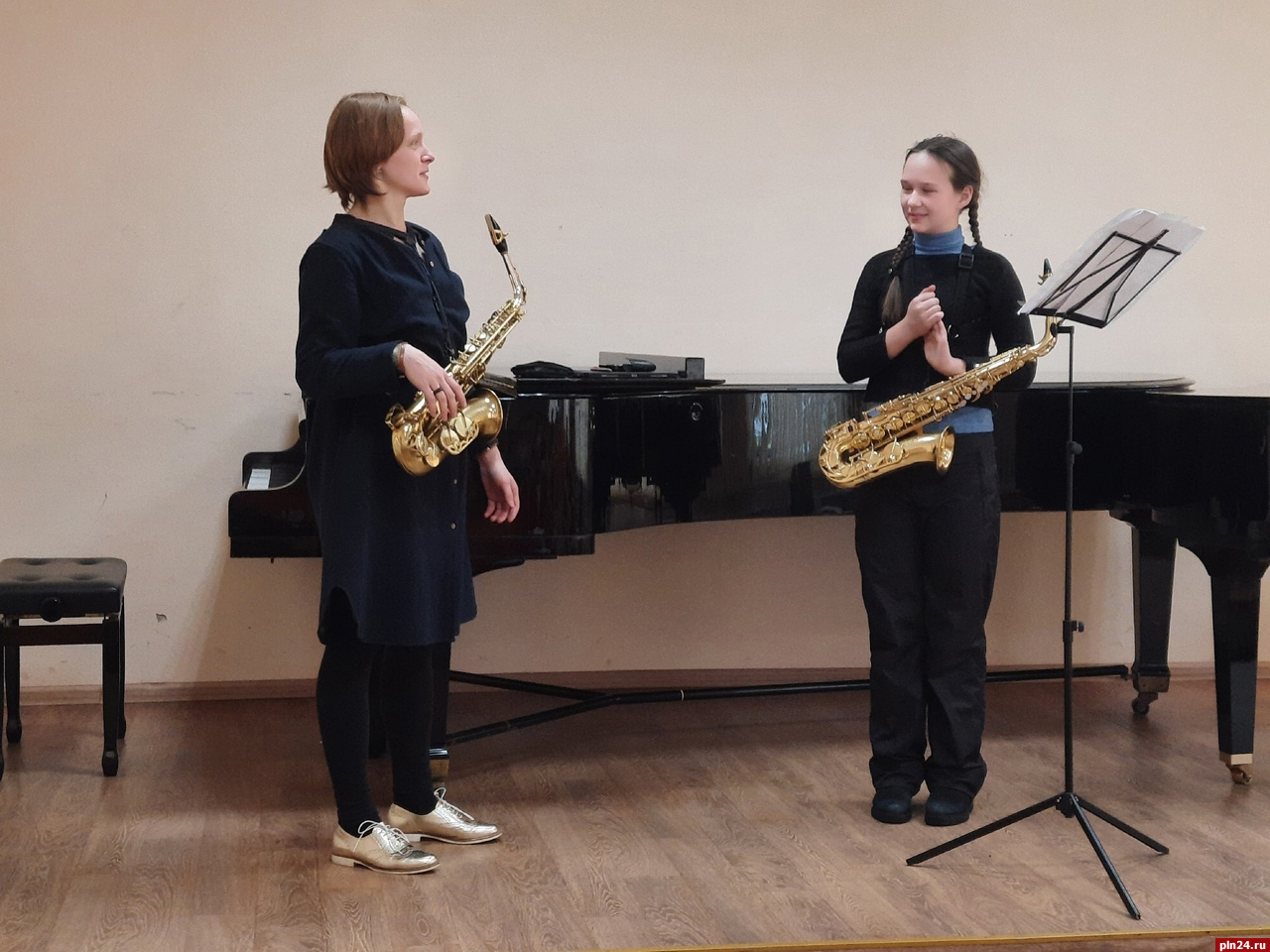 Александр март музыкант. Музыкант псков. Уличные музыканты в великих луках. Музыкант псков. Плохов игорь владимирович псков.