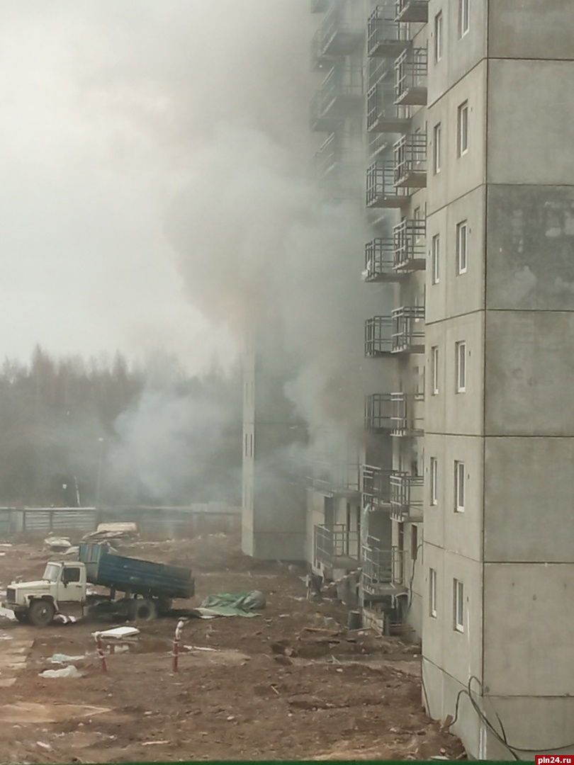 Пожар произошел в строящемся 10-этажном доме на Запсковье. ФОТО : Псковская  Лента Новостей / ПЛН