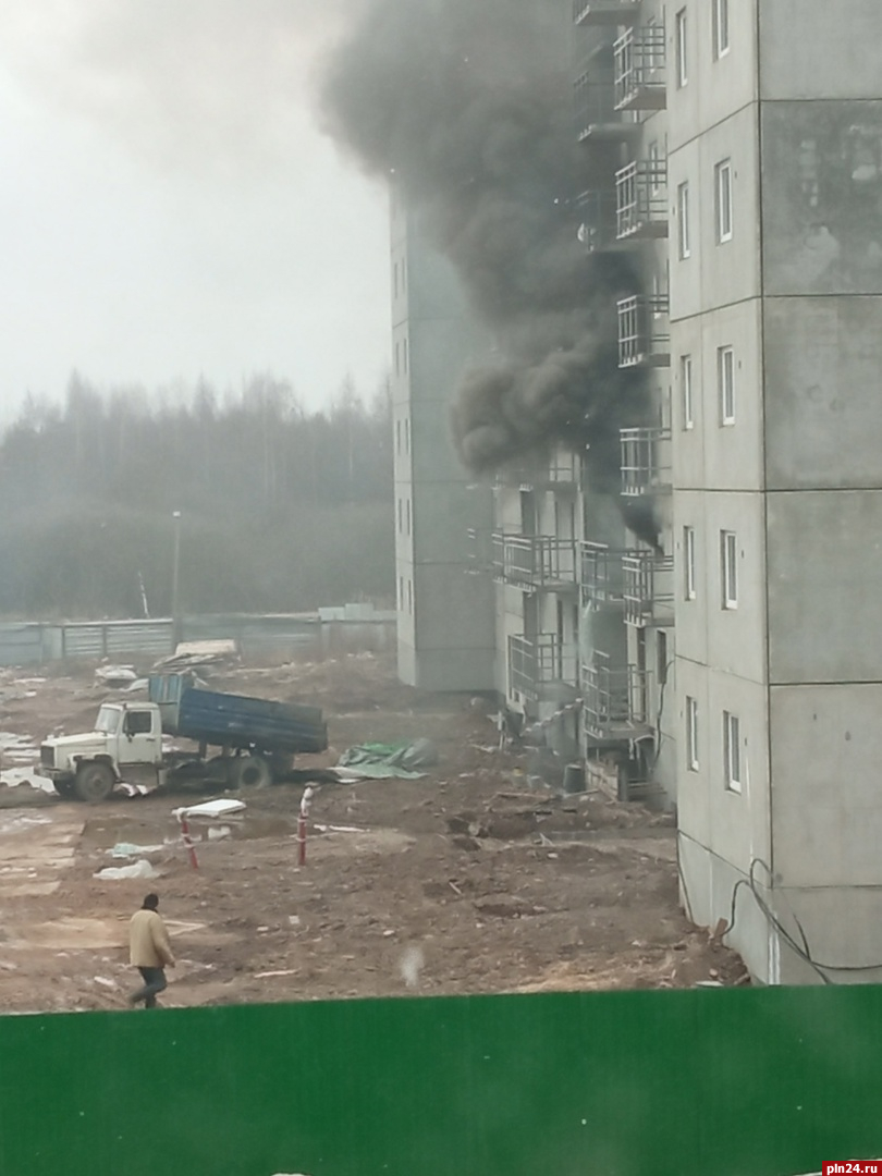 Пожар произошел в строящемся 10-этажном доме на Запсковье. ФОТО : Псковская  Лента Новостей / ПЛН