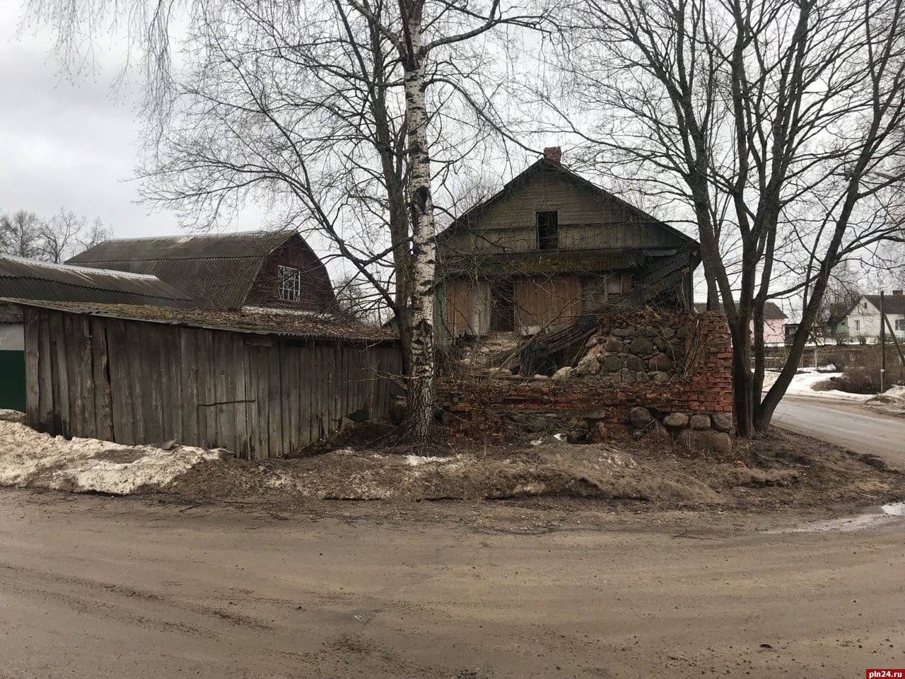 Аварийный многоквартирный дом сносят в Пушкинских Горах : Псковская Лента  Новостей / ПЛН