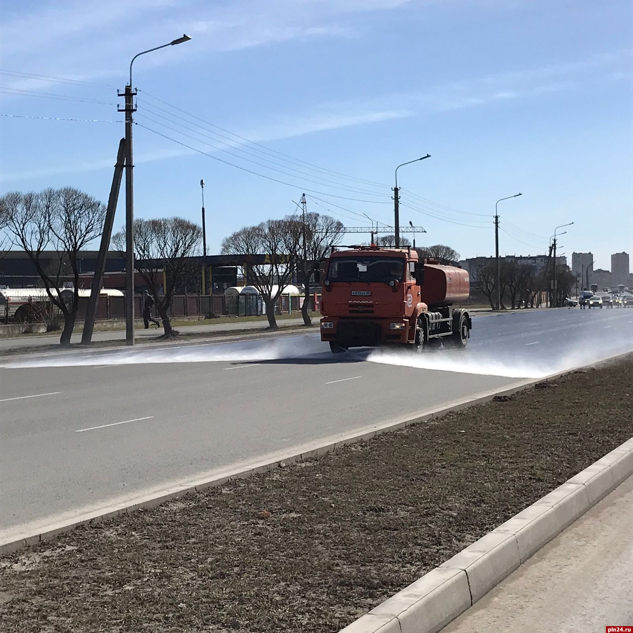 Дороги и тротуары Пскова продолжают приводить в порядок после зимы. ФОТО :  Псковская Лента Новостей / ПЛН