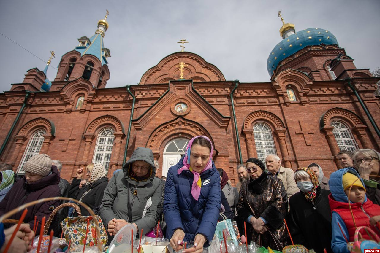 Освящение куличей и яиц проводят в храме Александра Невского в Пскове. ФОТО  : Псковская Лента Новостей / ПЛН