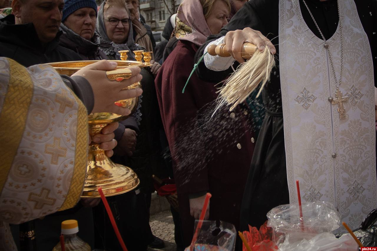 Освящение куличей и яиц проводят в храме Александра Невского в Пскове. ФОТО  : Псковская Лента Новостей / ПЛН