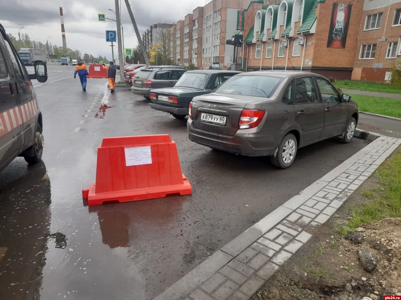 Псковичей просят убрать транспорт из парковочных карманов на Завеличье :  Псковская Лента Новостей / ПЛН