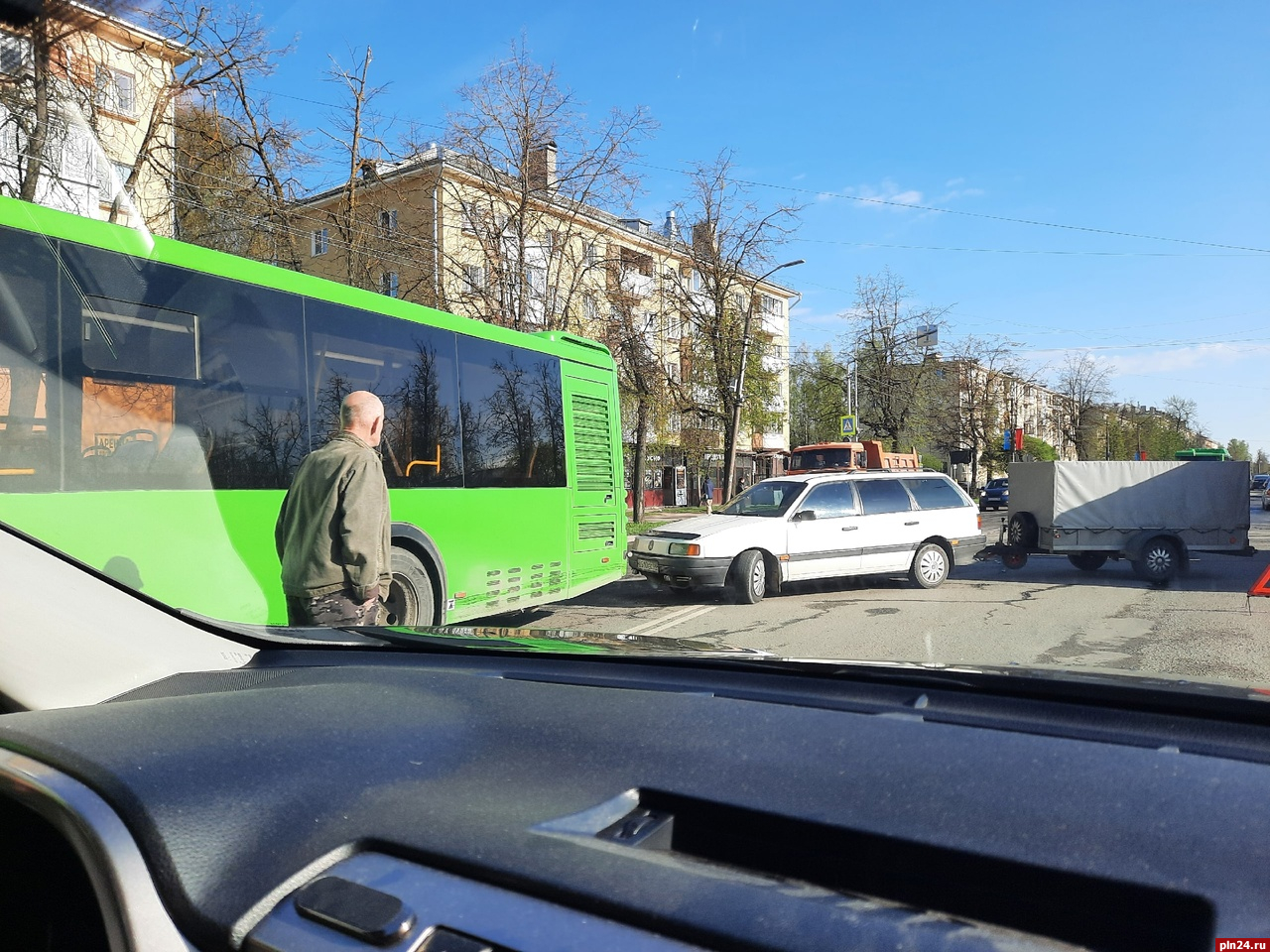 Автомобиль с прицепом въехал в пассажирский автобус в Пскове. ФОТО :  Псковская Лента Новостей / ПЛН