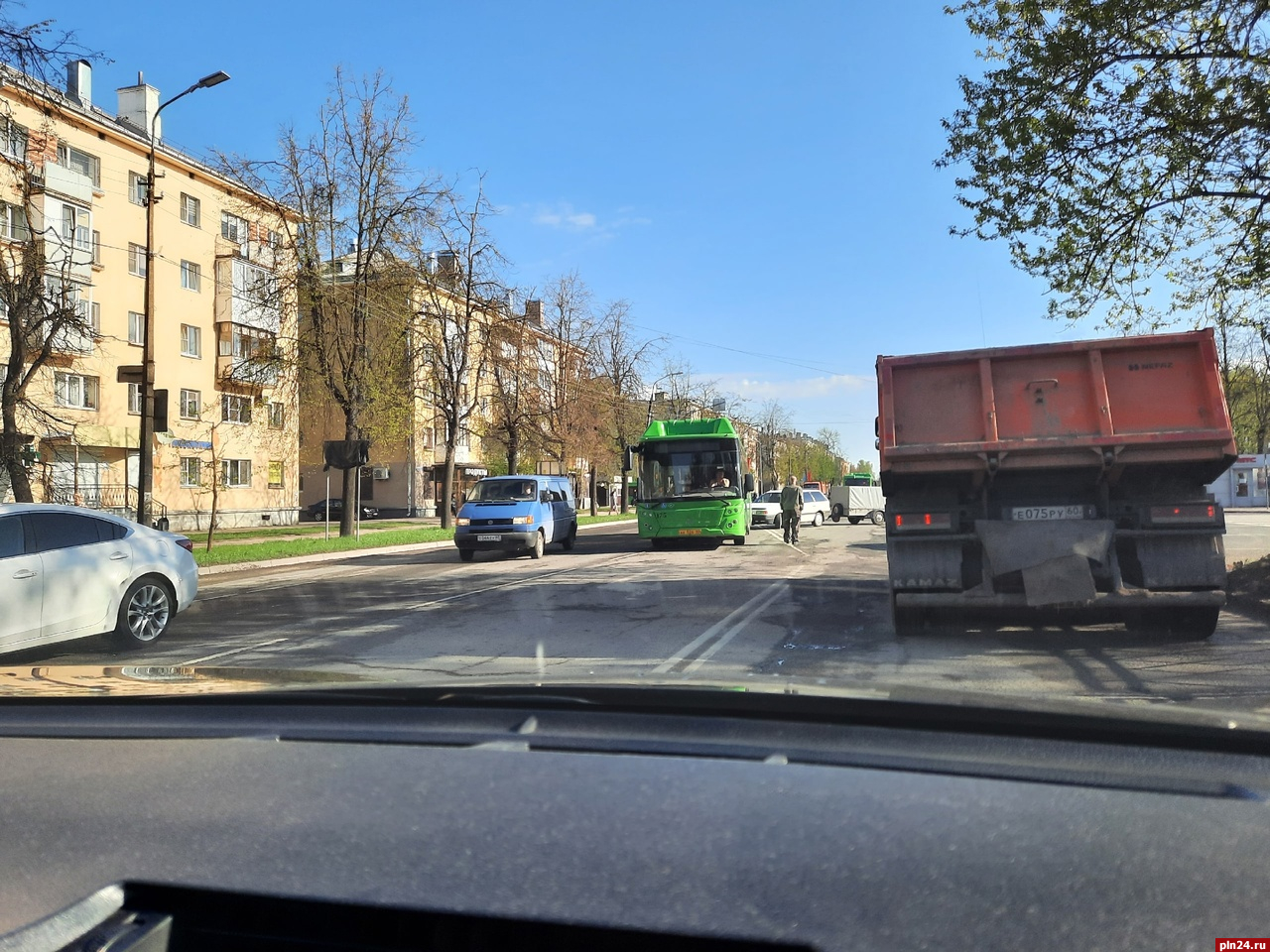 Автомобиль с прицепом въехал в пассажирский автобус в Пскове. ФОТО :  Псковская Лента Новостей / ПЛН