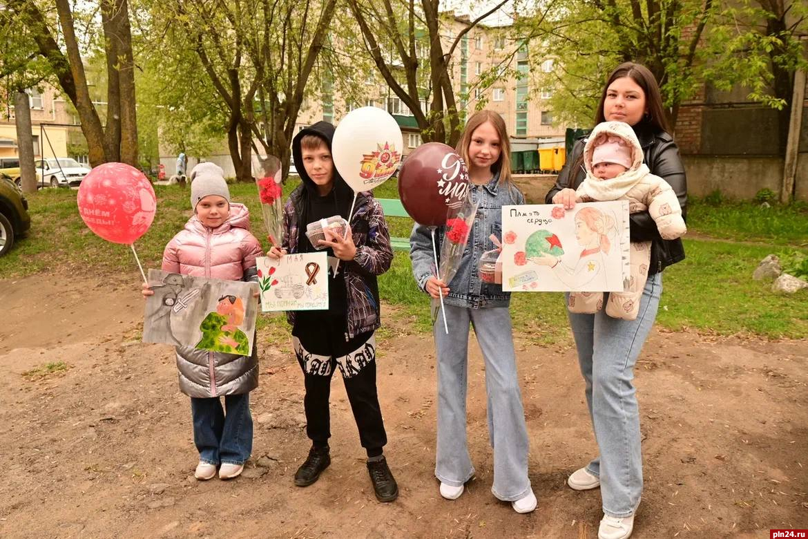 Концерты под окнами ветеранов проводят в Псковской области : Псковская  Лента Новостей / ПЛН