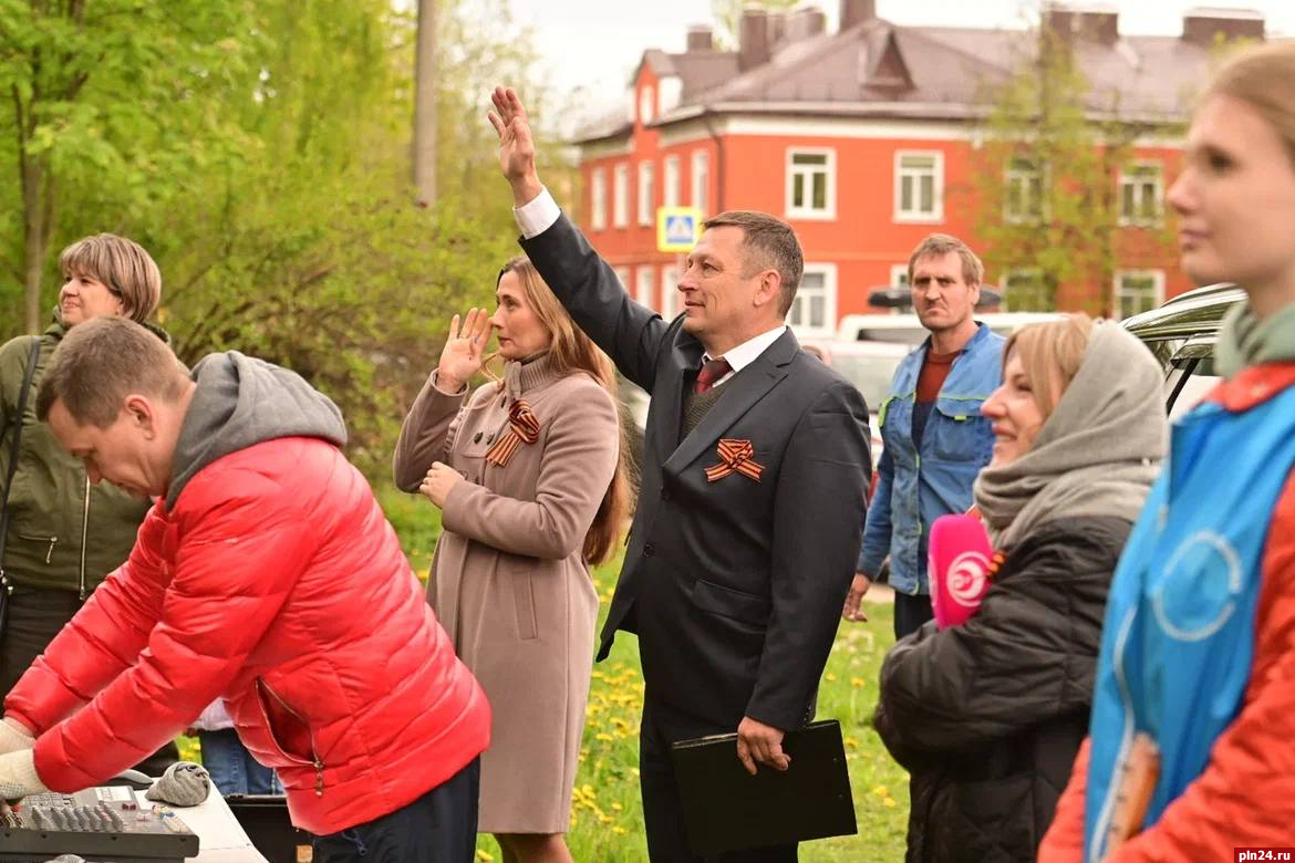 Концерты под окнами ветеранов проводят в Псковской области : Псковская  Лента Новостей / ПЛН