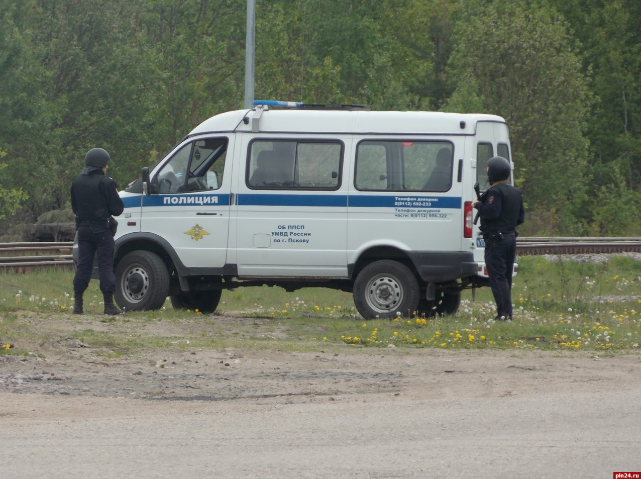 Тренировка по задержанию террористов прошла на аэродроме в Пскове. ФОТО :  Псковская Лента Новостей / ПЛН