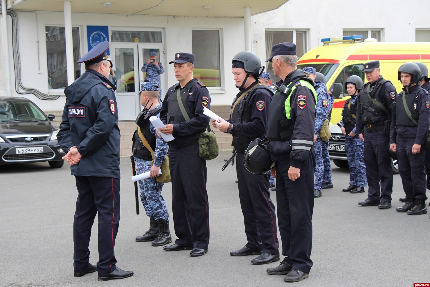 Тренировка по задержанию террористов прошла на аэродроме в Пскове. ФОТО :  Псковская Лента Новостей / ПЛН