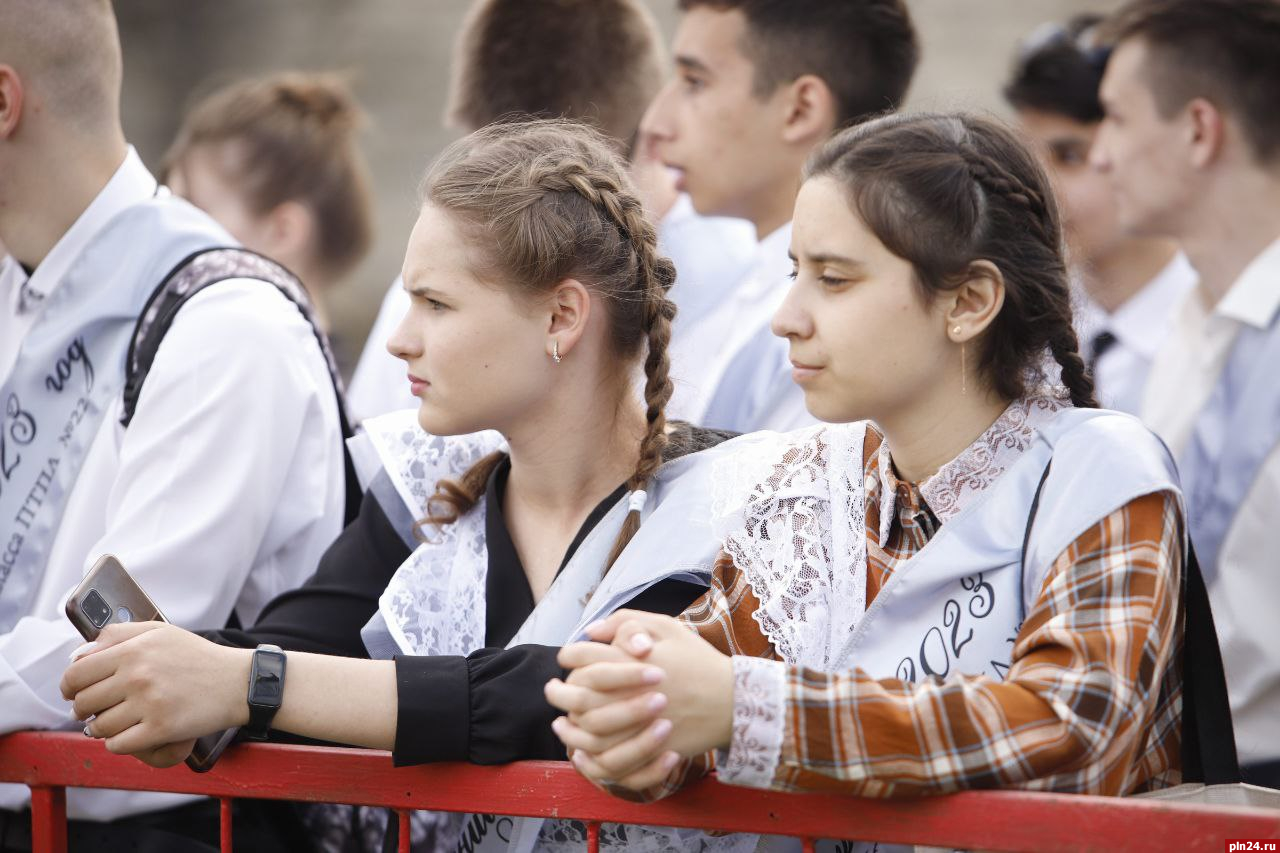 Выпускной впервые. Выпускной выступление. Выпускной в Кремле. Советские выпускники форма.