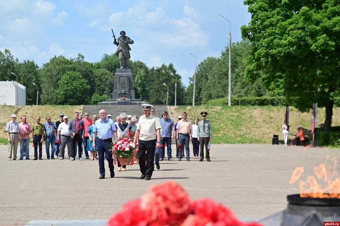 Новости в г в луки. Вечный огонь Великие Луки. День памяти и скорби. Памятник т-34.