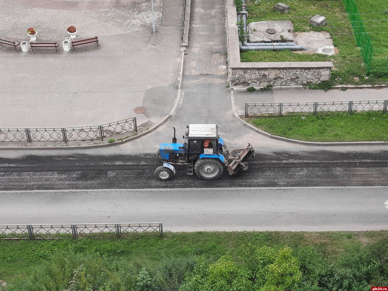 Старый асфальт срезают на улице Розы Люксембург в Пскове. ФОТО : Псковская  Лента Новостей / ПЛН