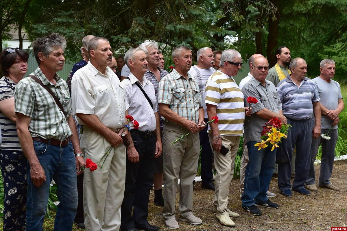 Память лётного экипажа ракетоносца Ту-16 почтили в Острове-2 : Псковская  Лента Новостей / ПЛН