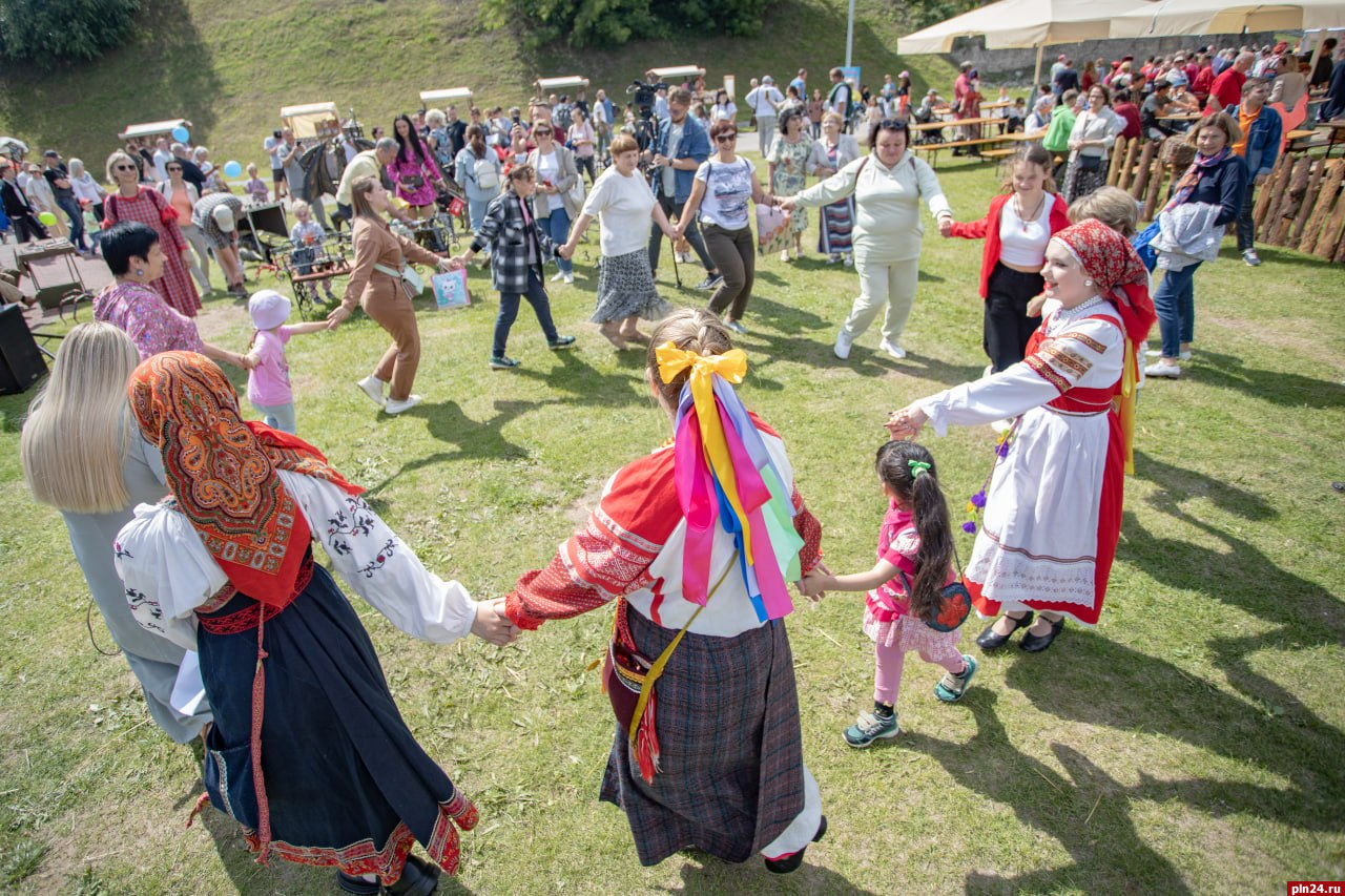 Площадка «Кузнечный двор» пользуется популярностью у псковичей. ФОТО :  Псковская Лента Новостей / ПЛН