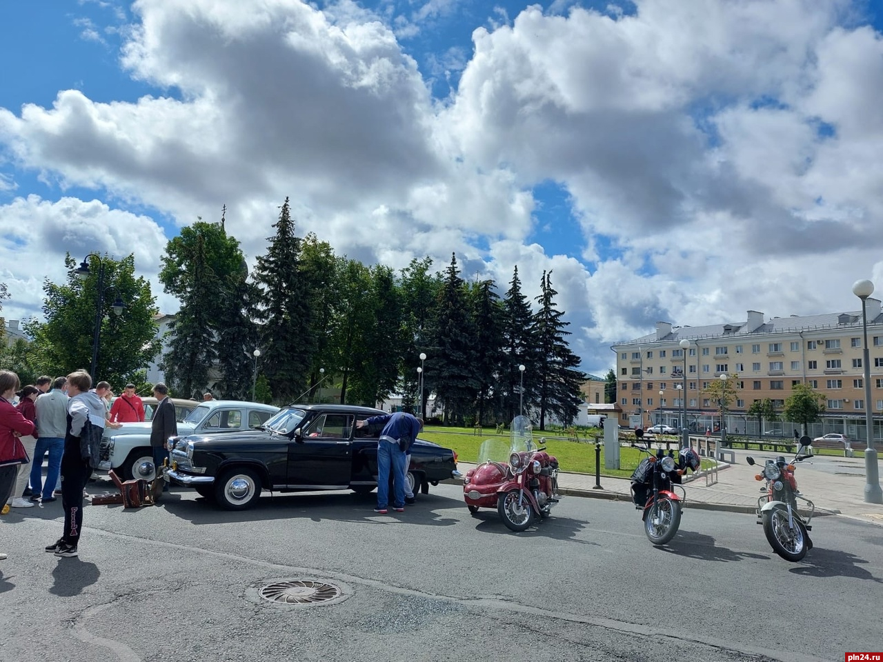 Выставка ретротехники прошла на площади Ленина в Пскове : Псковская Лента  Новостей / ПЛН