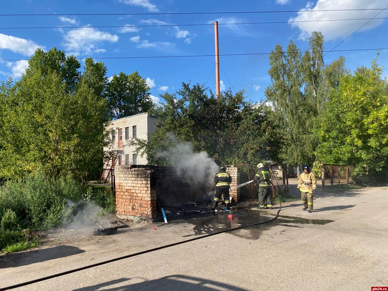 Фотофакт: Мусор на площадке для крупногабаритных отходов горел на Завокзалье  : Псковская Лента Новостей / ПЛН