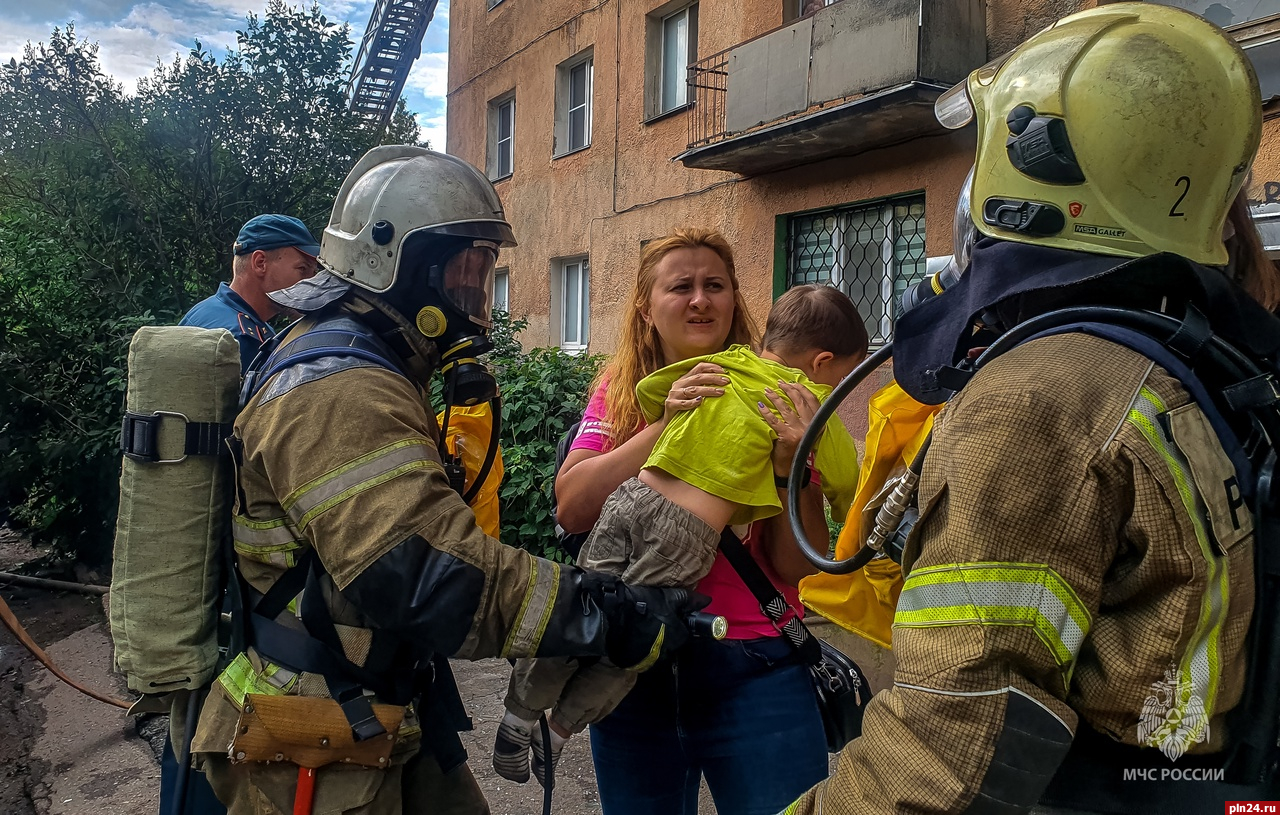 Псковские спасатели сняли на видео эвакуацию людей из горящего дома по  Рижскому проспекту : Псковская Лента Новостей / ПЛН