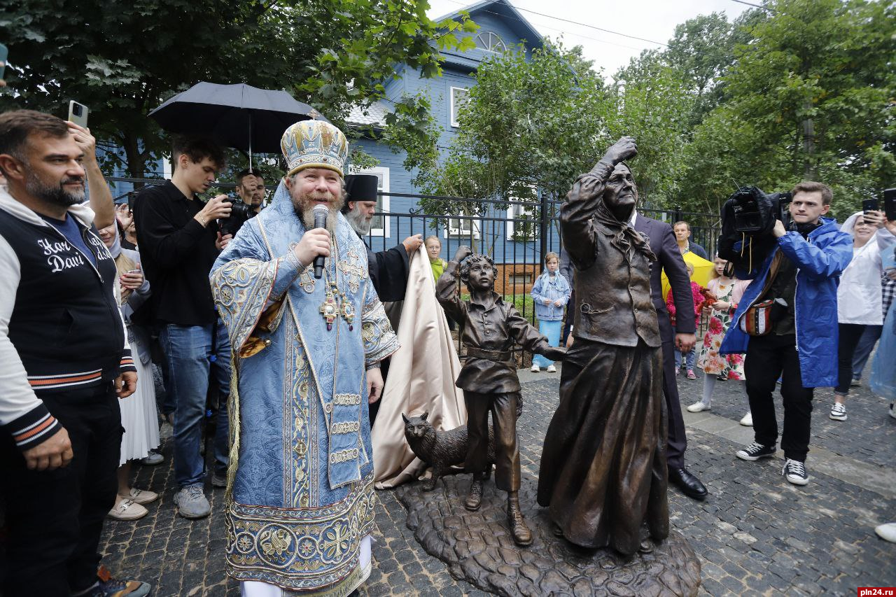 Первый в России памятник бабушке открыли в Печорах. ВИДЕО : Псковская Лента  Новостей / ПЛН