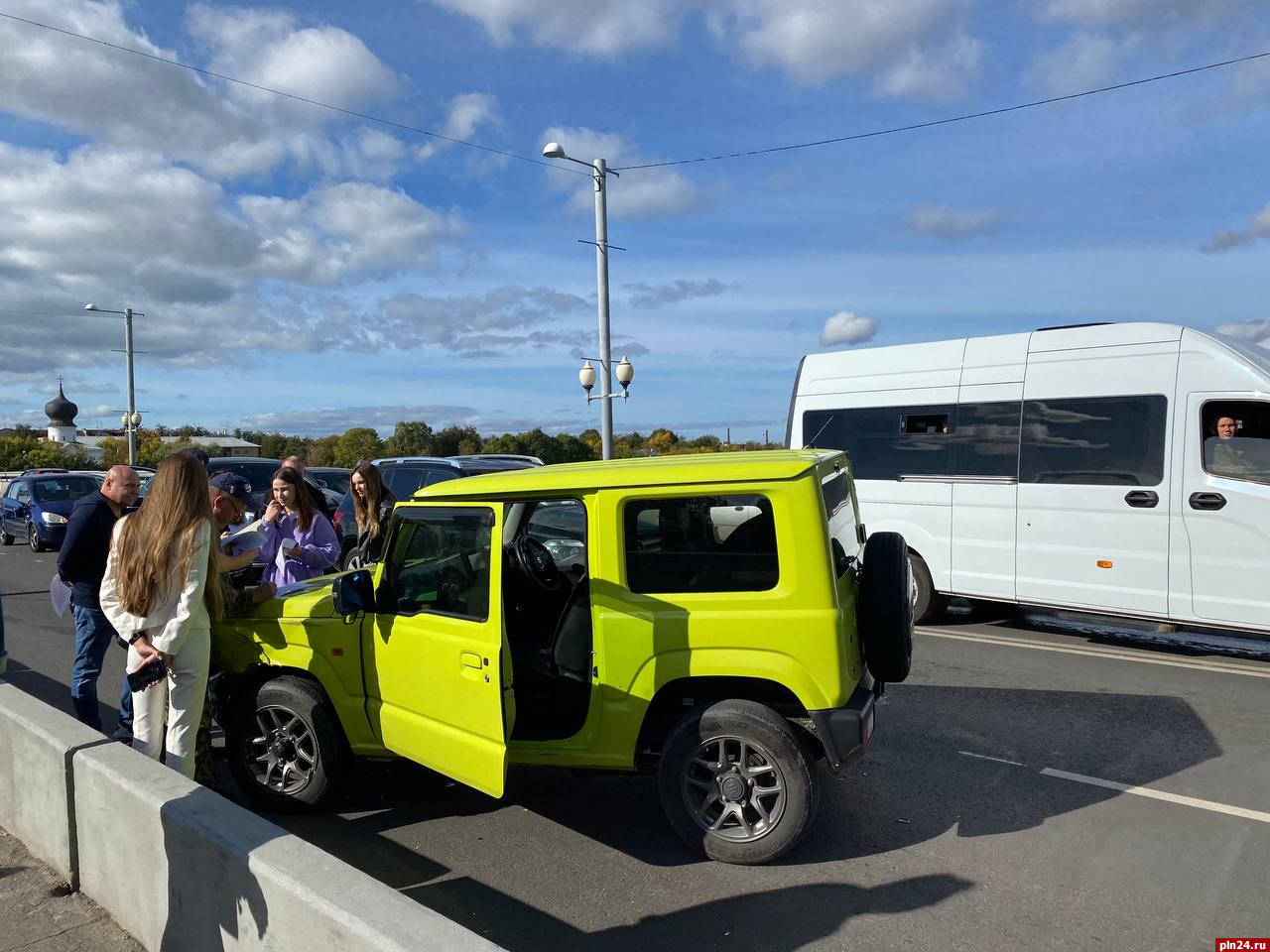 Пять автомобилей столкнулись на Ольгинском мосту в Пскове, образовалась  пробка : Псковская Лента Новостей / ПЛН