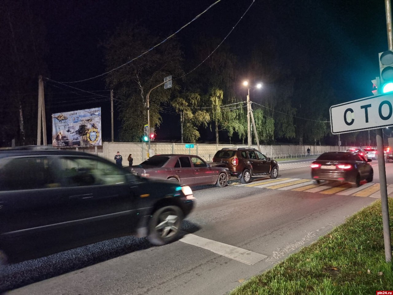 Два ДТП затрудняют движение на улице Юбилейной в Пскове. ФОТО : Псковская  Лента Новостей / ПЛН