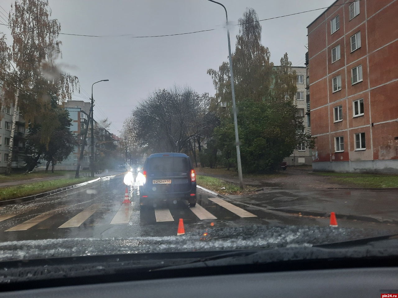 Водитель «Лады» в Пскове сбил маму с детьми на пешеходном переходе :  Псковская Лента Новостей / ПЛН