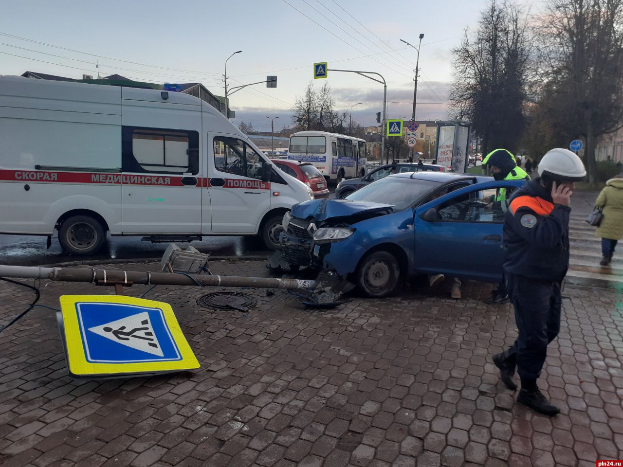 Автомобиль снес столб на Завеличье, движение по улице Петровской  затруднено. ФОТО : Псковская Лента Новостей / ПЛН