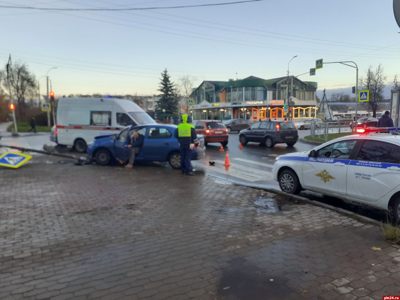 Автомобиль снес столб на Завеличье, движение по улице Петровской  затруднено. ФОТО