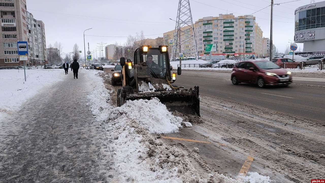 СитиИнвестГрупп» продолжает уборку снега в Пскове : Псковская Лента  Новостей / ПЛН