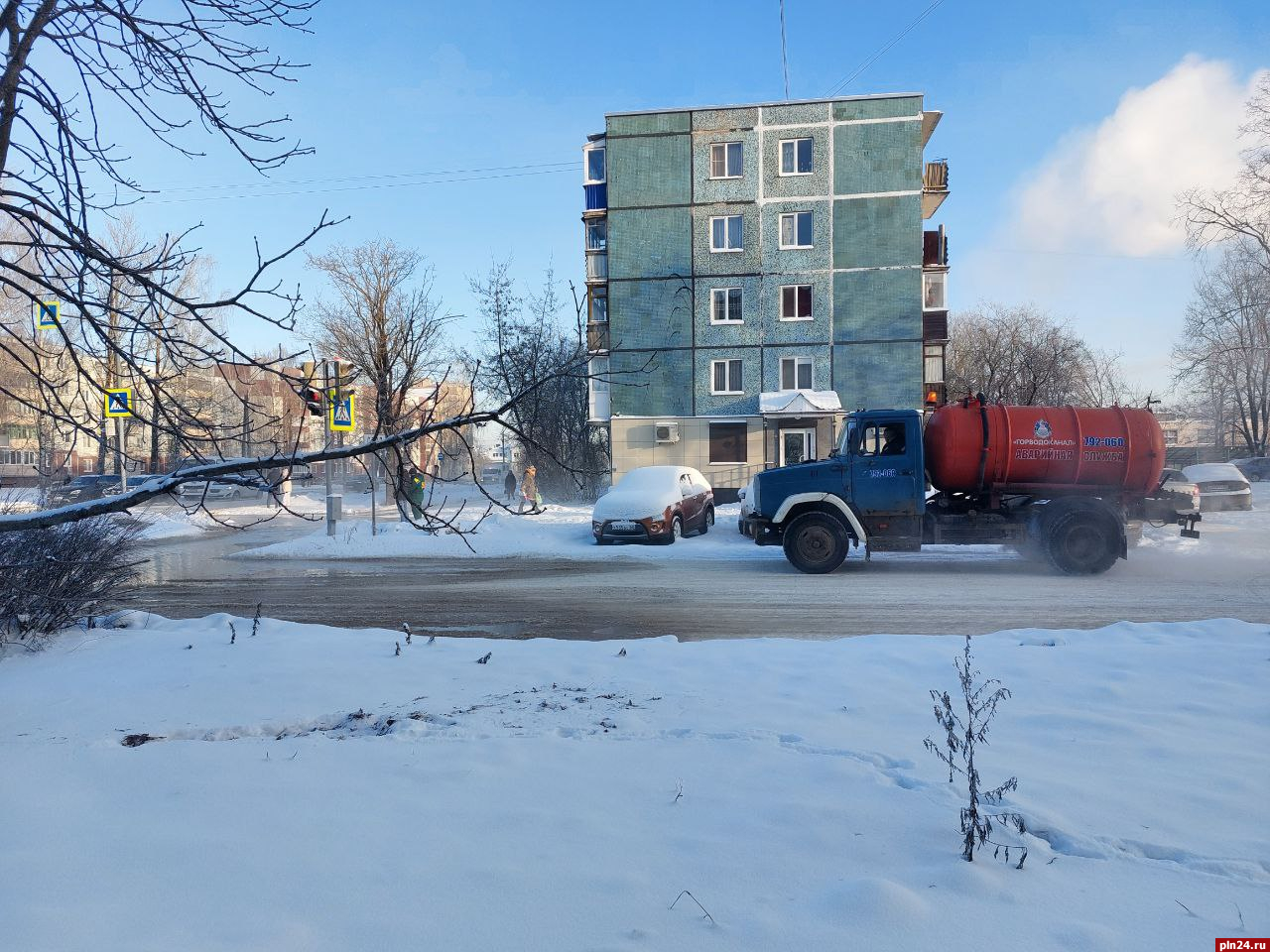 Вода разливается.